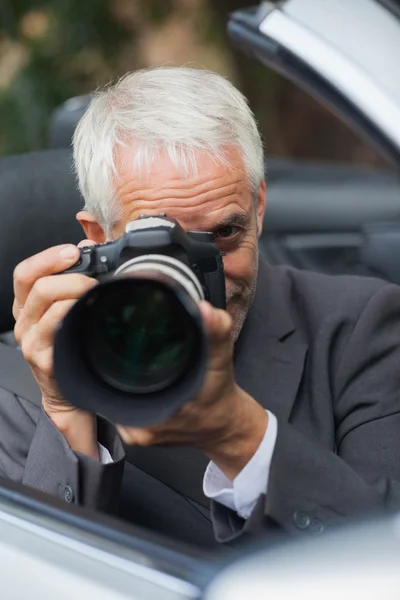 Volwassen paparazzi foto nemen met professionele camera — Stockfoto