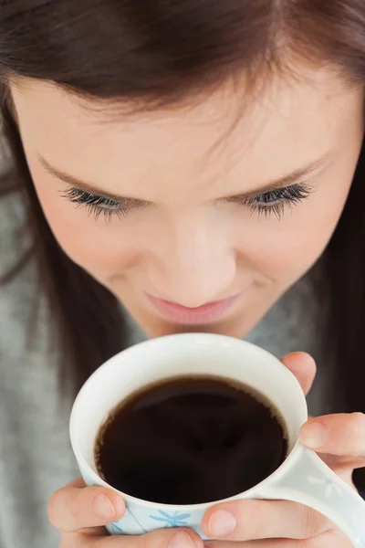 Flickan dricka en kopp kaffe — Stockfoto