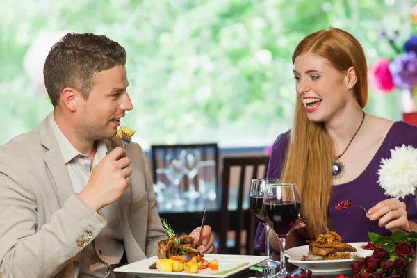 Casal alegre comendo juntos — Fotografia de Stock