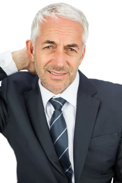 Geschäftsmann blickt in die Kamera und berührt seinen schmerzhaften Hals — Stockfoto
