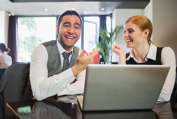 Lachende mensen uit het bedrijfsleven die op laptop werkt — Stockfoto