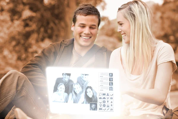 Happy νεαρό ζευγάρι βλέποντας φωτογραφίες μαζί σε ψηφιακή διασύνδεση — Φωτογραφία Αρχείου