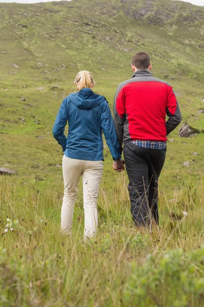 Paar handen vasthouden en lopen — Stockfoto