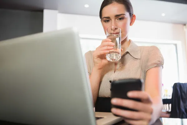 Businesswoman using phone in a cafe — Stock Photo, Image