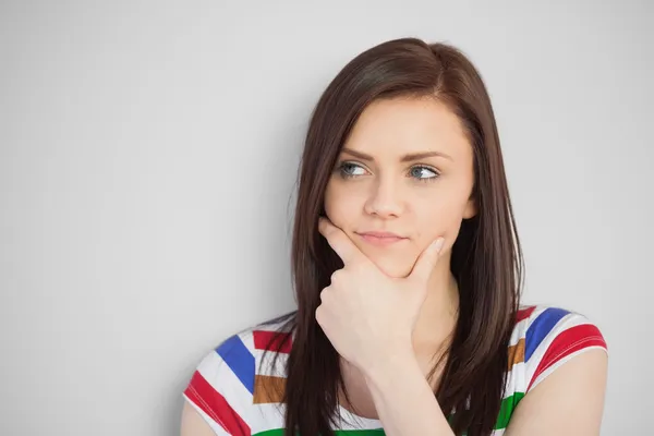 Ragazza pensante posa e guardando altrove — Foto Stock