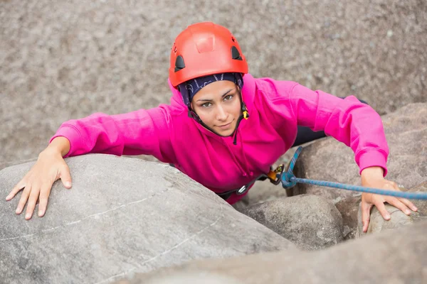 Ragazza sorridente arrampicata sulla faccia di roccia — Foto Stock