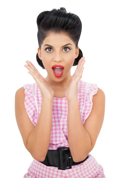 Modelo de pelo negro sorprendido mirando a la cámara — Foto de Stock