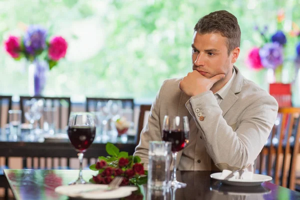 Bonito homem esperando por sua namorada no restaurante — Fotografia de Stock