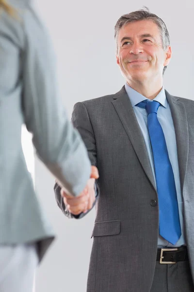 Радостный бизнесмен пожимает руку — стоковое фото