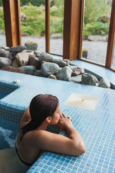 Brunette ontspannen in een jacuzzi — Stockfoto