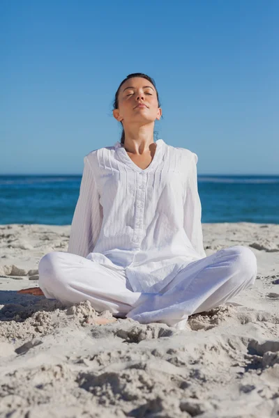 Mujer relajante en la playa — Foto de Stock