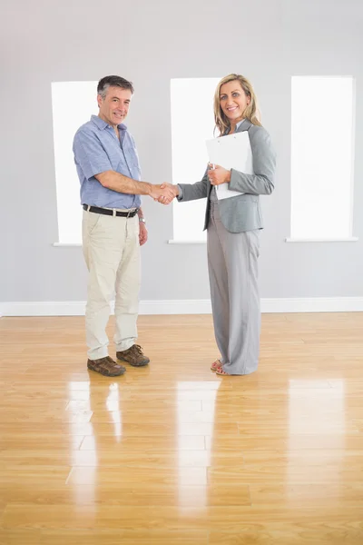 Pleased realtor and buyer shaking hands — Stock Photo, Image
