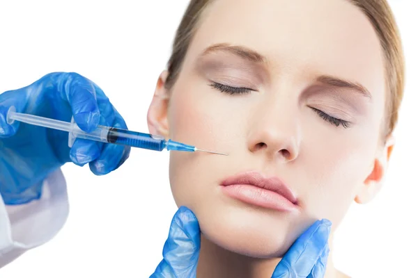 Contenido magnífico modelo con inyección de botox por encima de los labios — Foto de Stock