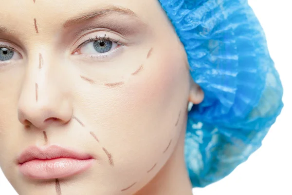 Close-up op kalme jonge patiënt met stippellijnen op het gezicht — Stockfoto