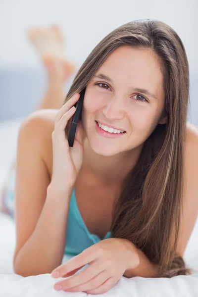 Lachende vrouw in bed — Stockfoto