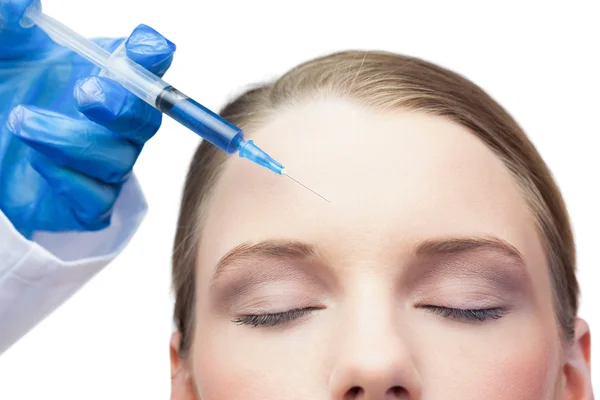 Friedliches hübsches Model mit Botox-Injektion auf der Stirn — Stockfoto