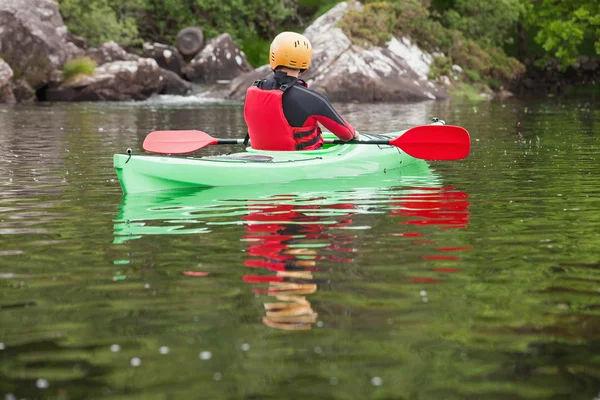 Man tar en paus i sin kajak — Stockfoto