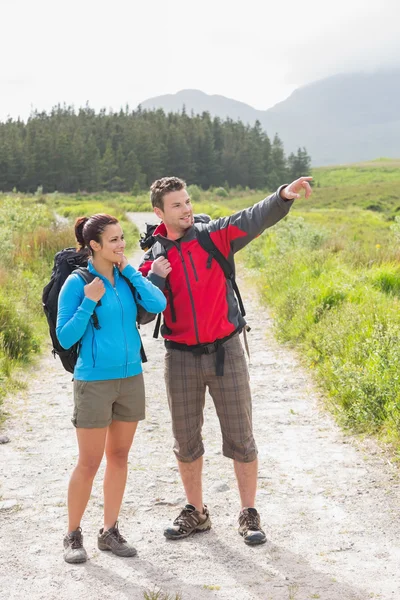 Randonneurs avec sacs à dos debout sur le sentier de campagne — Photo