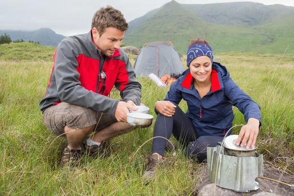Couple cuisine dehors en voyage de camping — Photo
