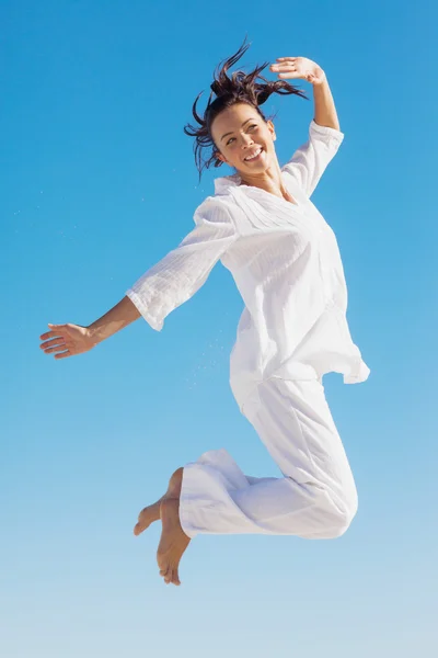 Morena mulher pulando — Fotografia de Stock