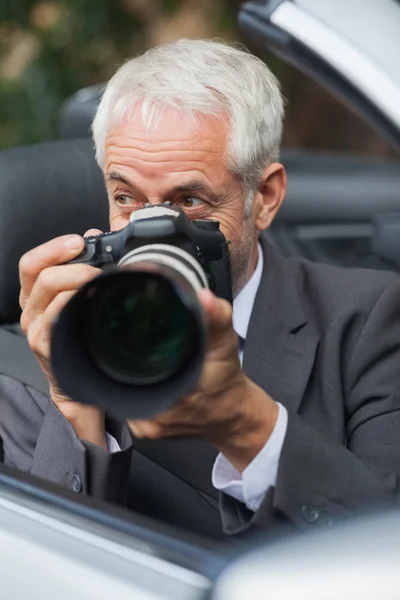 Volwassen paparazzi nemen van foto met zijn professionele camera — Stockfoto