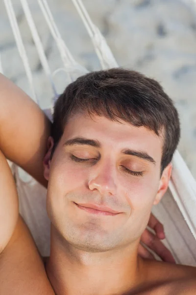 Man sleeping in hammock — Stock Photo, Image