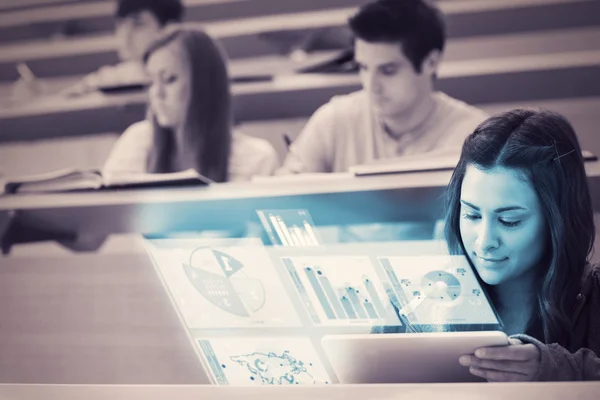 Estudante na universidade trabalhando em seu computador tablet futurista — Fotografia de Stock