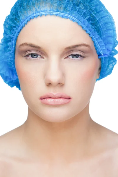 Ηρεμήσει αρκετά μοντέλο φορώντας μπλε καπάκι χειρουργική — Φωτογραφία Αρχείου
