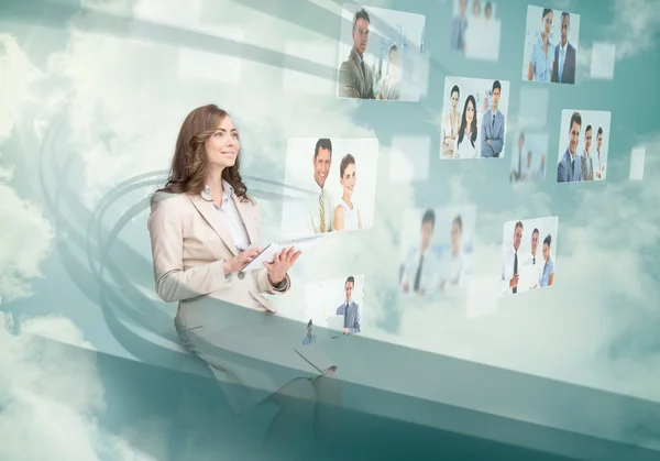 Mujer de negocios sonriente usando interfaz digital — Foto de Stock