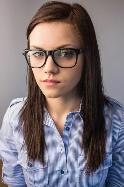 Szemüveg jelentő súlyos csinos barna — Stock Fotó