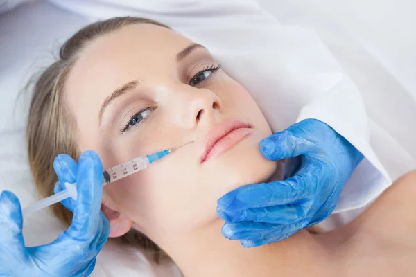 Chirurg maken injectie boven lippen op leuke vrouw liggen — Stockfoto