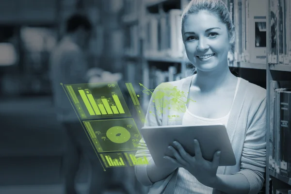 Estudante sorrindo analisando figuras em seu tablet futurista — Fotografia de Stock