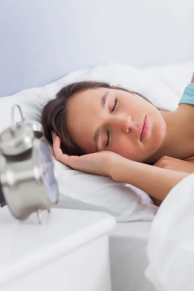 Mujer durmiendo tranquilamente en la cama —  Fotos de Stock