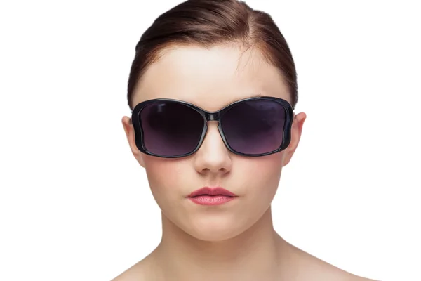 Молодая модель в стильных солнечных очках — стоковое фото