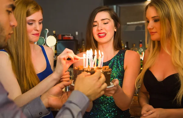 Щасливі друзі готують торт на день народження — стокове фото