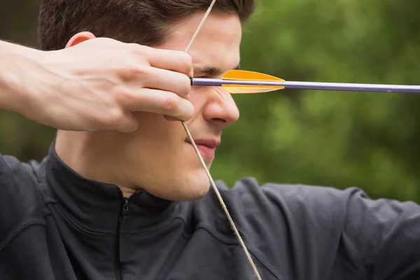 Homme concentré pratiquant le tir à l'arc — Photo