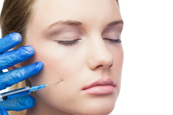 Fredliga söt modell med botox injektion på kinden — Stockfoto