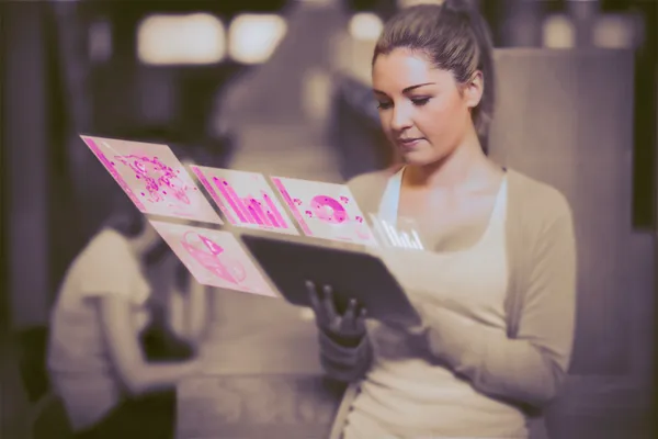 Hübsche blonde Studentin arbeitet an ihrem futuristischen Tablet-Computer — Stockfoto