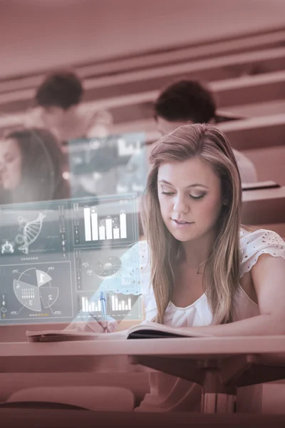 Fokussierte Hochschulstudentin arbeitet an digitaler Schnittstelle — Stockfoto