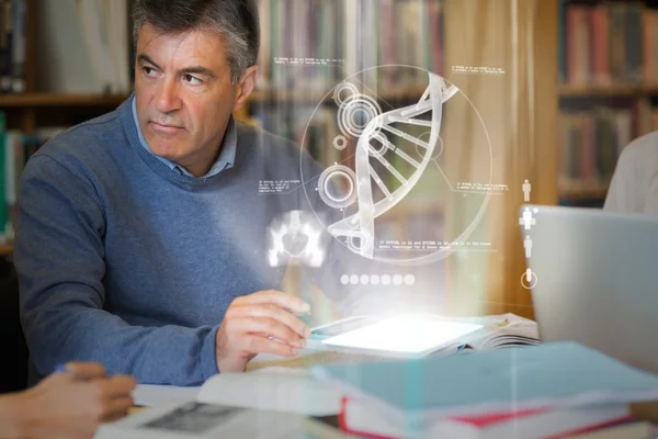 Mogen student med futuristiska hologram att lära sig biologi från TabletPC — Stockfoto