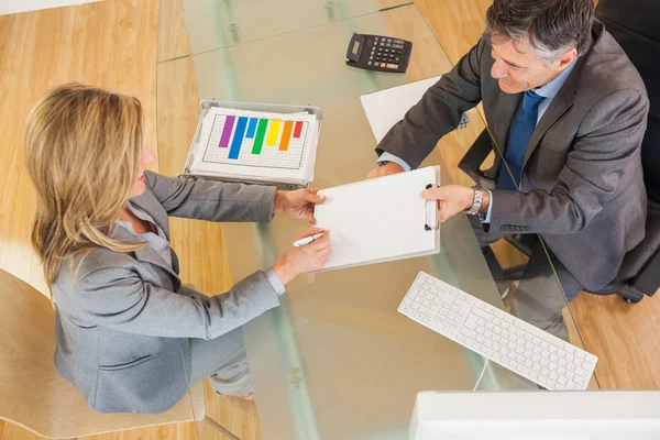 Två business folk negociating på ett kontor — Stockfoto
