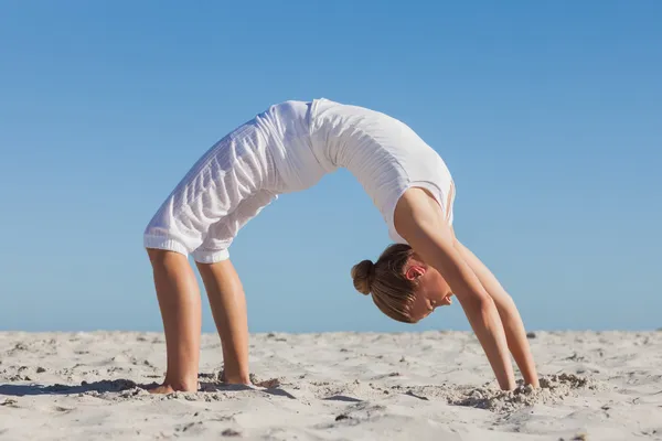 Femme faisant pose de yoga crabe — Photo