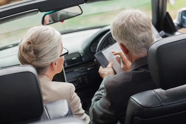 Geschäftsleute arbeiten im Cabrio zusammen — Stockfoto