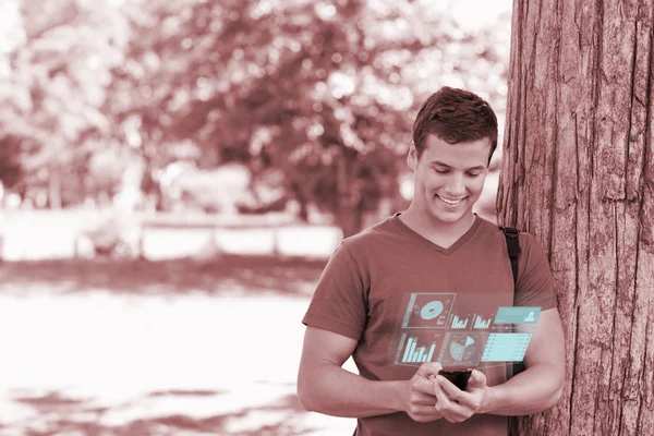 Gelukkig knappe student gebruikend zijn digitale smartphone — Stockfoto