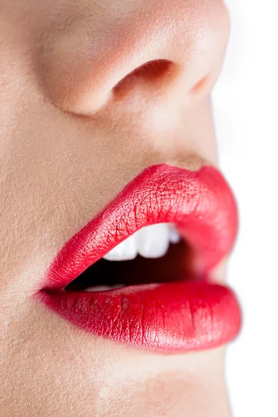 Extremo close-up em lábios vermelhos sensuais abertos — Fotografia de Stock
