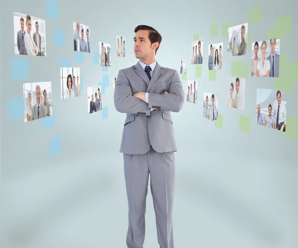 Schöner Geschäftsmann mit Blick auf digitale Schnittstelle — Stockfoto