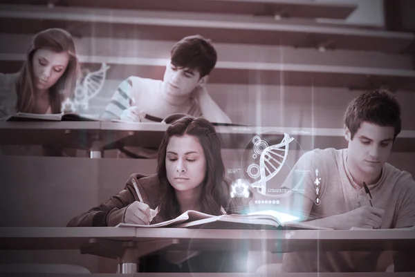 Studenter med futuristiska hologram att lära sig om vetenskap från tablet PC — Stockfoto