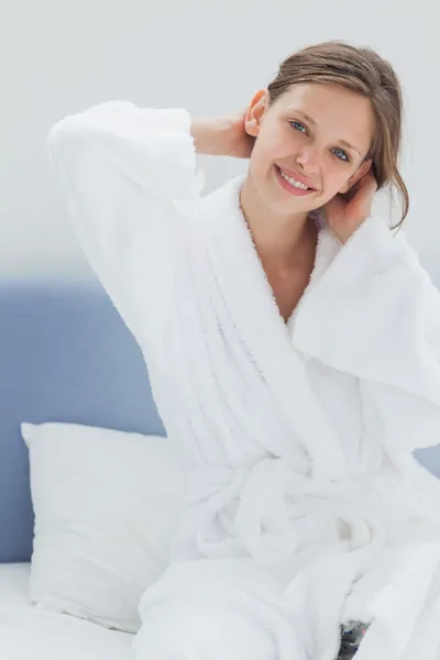 Aantrekkelijke vrouw zittend op bed — Stockfoto