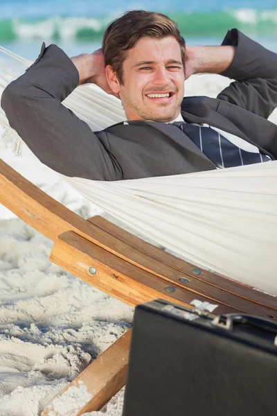 Zakenman ontspannen in een hangmat — Stockfoto