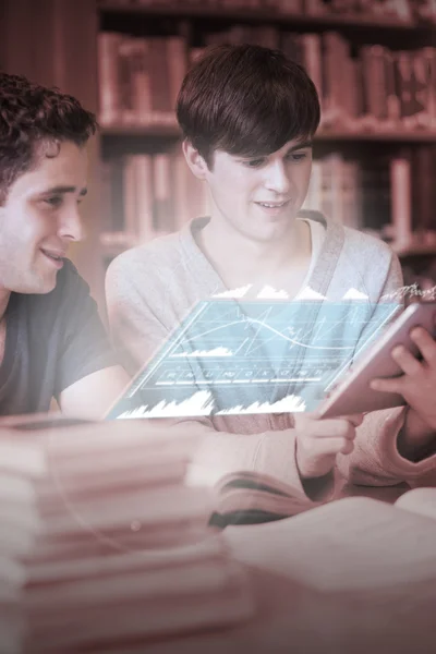 Estudantes sorrindo trabalhando juntos em seu tablet digital — Fotografia de Stock